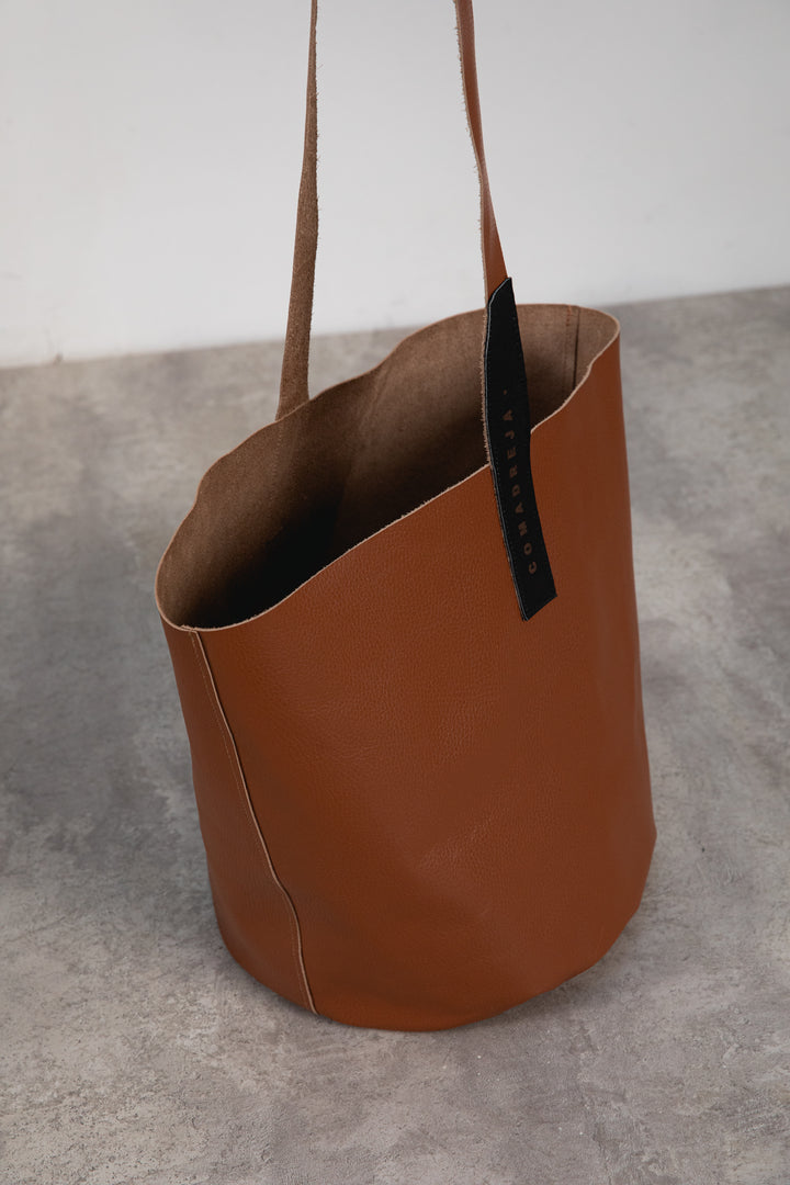Hand Matters. Brown leather shoulder bag