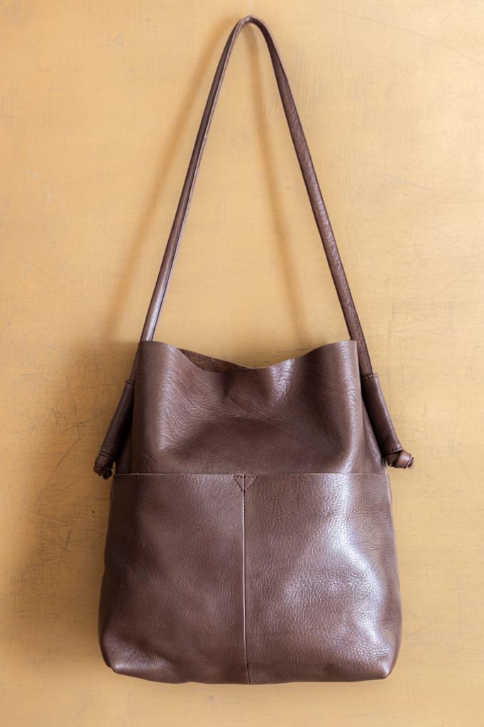 Hand matters back of knot leather bag