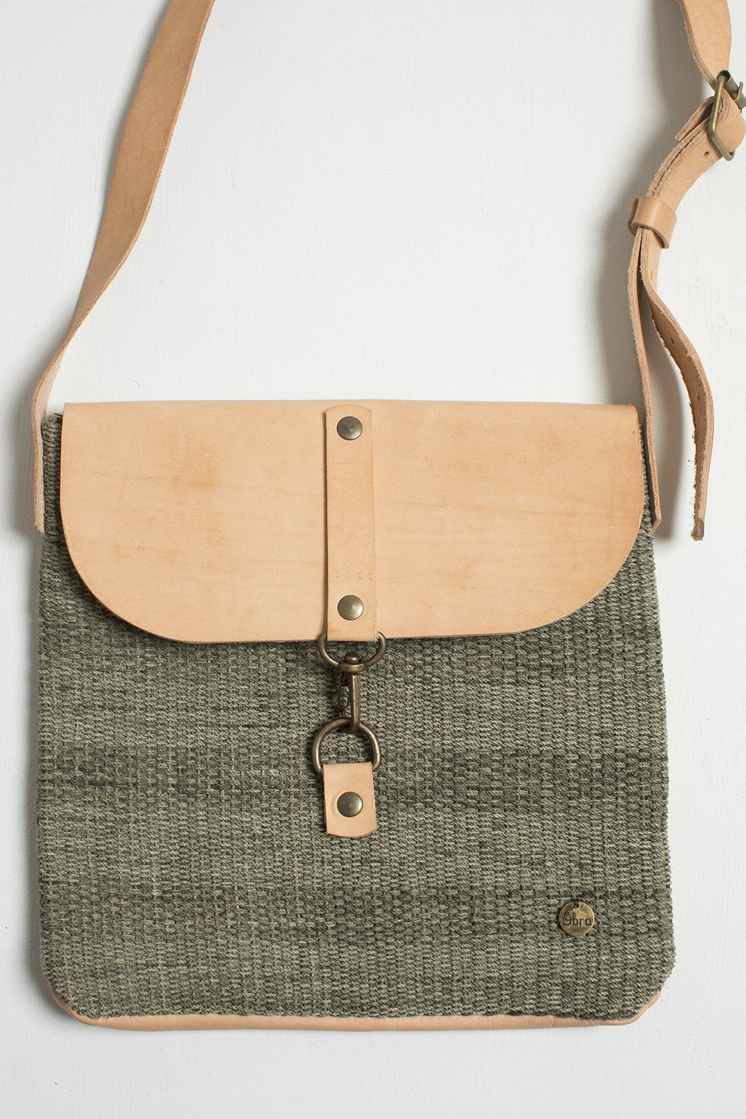 Hand Matters. Chaguar and leather crossbody bag green