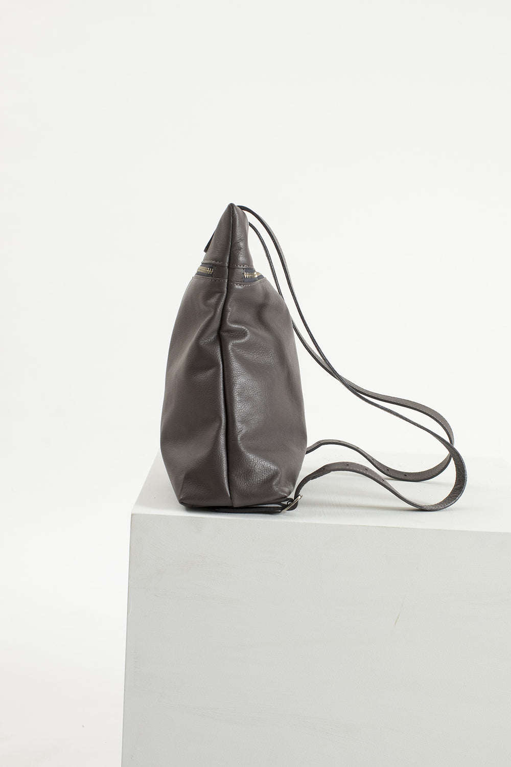 Hand Matters. Grey leather backpack