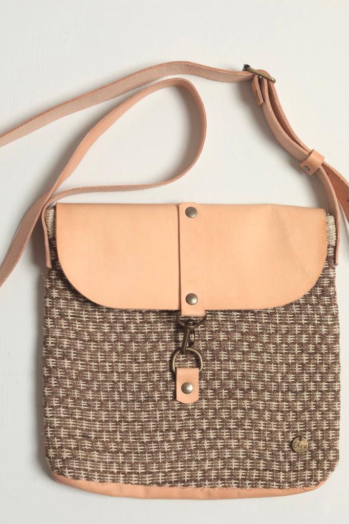 Hand Matters. Chaguar and leather crossbody bag brown