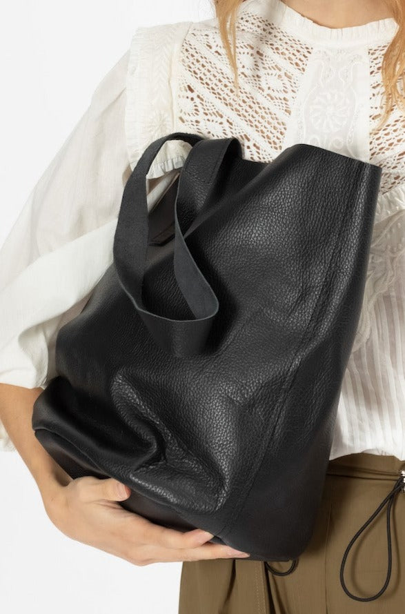 Hand Matters. Black leather bag