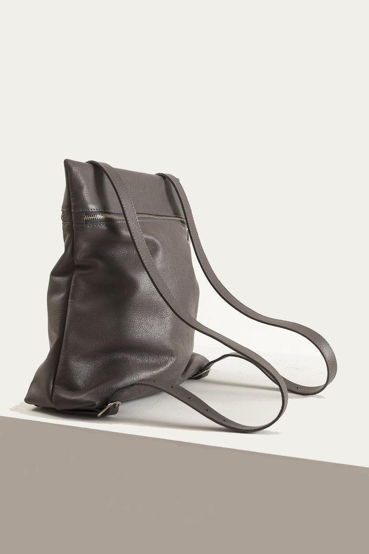 Hand Matters. Grey leather backpack. Ideal for work